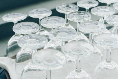 Parti, seçici odak için hazırlanan tepsi üzerinde boş şarap bardakları