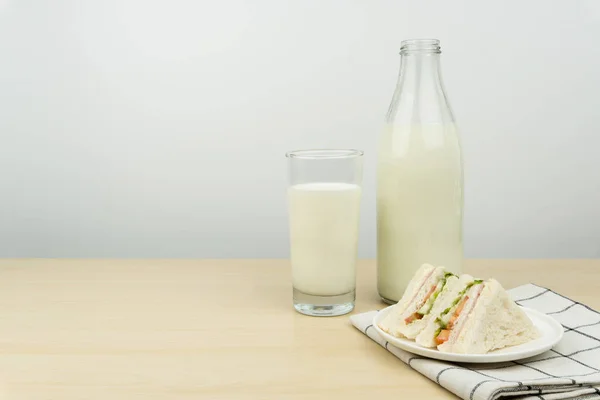 Een Glas Melk Met Melk Fles Broodjes Van Club Een — Stockfoto