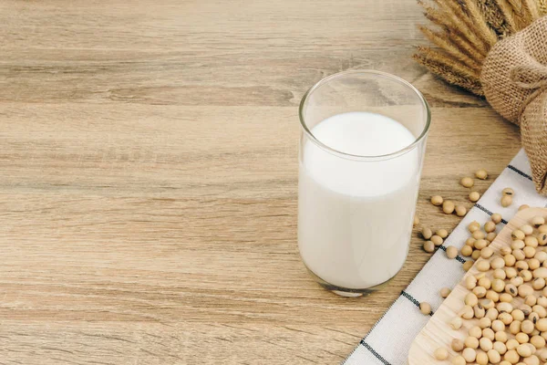 Ett Glas Sojamjölk Hög Med Sojabönor Och Torkad Vete Bukett — Stockfoto