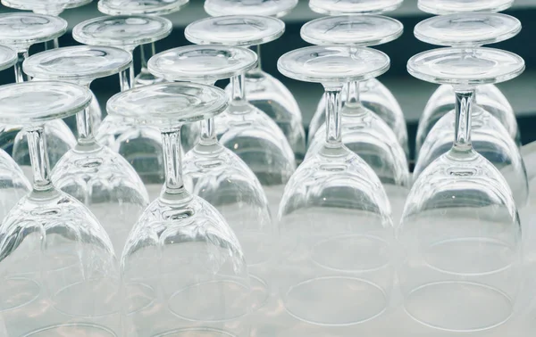 Parti, seçici odak için hazırlanan tepsi üzerinde boş şarap bardakları