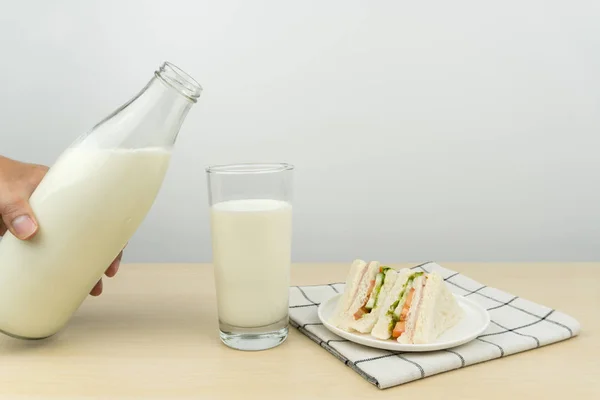 Hand Met Een Fles Melk Een Glas Melk Club Sandwiches — Stockfoto