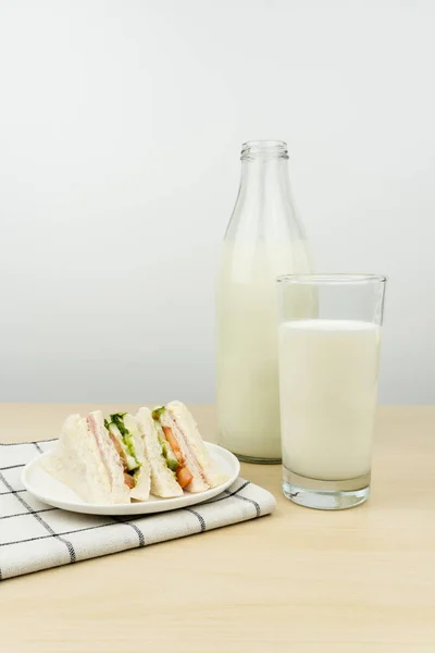 Ein Glas Milch Mit Milchflasche Und Die Club Sandwiches Einer — Stockfoto