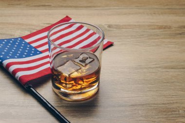 bourbon viski bir cam ve ahşap masa üzerinde Amerika Birleşik Devletleri bayrağı yakın çekim