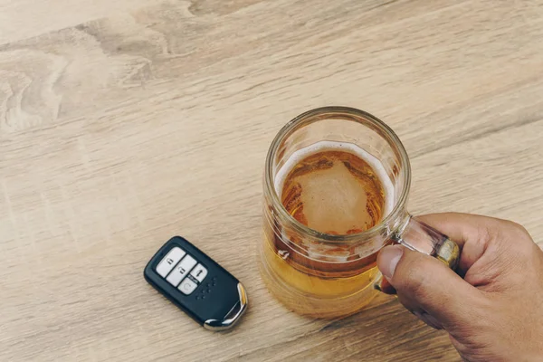 Non Bere Guidare Concetto Tenendo Mano Una Tazza Birra Una — Foto Stock