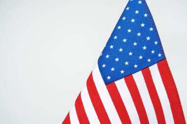 Beyaz arka plan üzerinde Amerika Birleşik Devletleri bayrağı yakın çekim                               