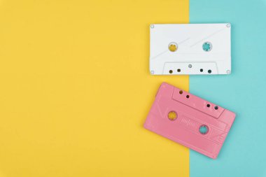 sarı ve mavi zemin üzerine beyaz ve pembe ses Kaset kaset üstten görünüm