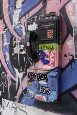 Bangkok, Tayland - 27 Temmuz 2018: Bir kullanılamaz genel ankesörlü telefon Siam Square alanında graffiti ile duvara Bu hasarlı tahrip ve. Cep telefonu teknolojisi hızlı büyüme nedeniyle, kamu ankesörlü için talep bir düşüş yaşadı 