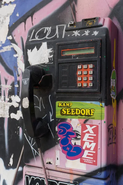 2018年7月27日 在暹罗广场的墙上 一个无法使用的公用电话与涂鸦 它被损坏和破坏 由于手机技术的飞速发展 对公共电话亭的需求也出现了下降 — 图库照片