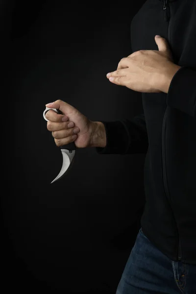 Criminaliteit Geweld Concept Een Moordenaar Met Een Mes Van Karambit — Stockfoto