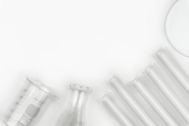 laboratuvar aletleri en iyi görünümü. Bir şişesi, test tüpleri, izle cam ve beyaz masaya kabı