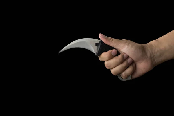 Zbliżenie Ręki Trzymającej Nóż Karambit Białym Czarnym Tle Ścieżką Przycinającą — Zdjęcie stockowe