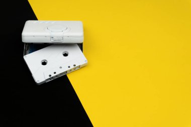 bir beyaz ses kaset ile sarı ve siyah arka plan üzerinde beyaz bir taşınabilir kaset çalar