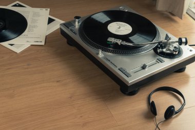 Bangkok, Tayland - 22 Temmuz 2018: Audio-technica pikap ile Bill Evans Trio vinil plak, Pazar At Village Vanguard albüm. Ahşap zemin üzerinde bir kulaklık Ella ve Louis vinil kayıtla.