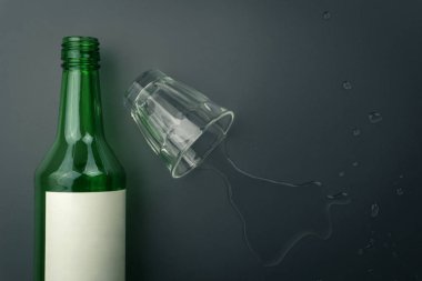 üstten görünüm soju şişe soju bardak ile masaya döküldü. Soju olduğunu renksiz distile içecek, en popüler likör içinde Korea