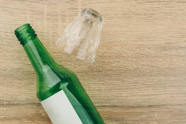 ahşap masa üzerinde üstten görünüm soju şişe cam. Soju olduğunu renksiz distile içecek, en popüler likör içinde Korea