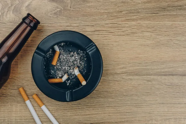 Cigarros Cinzeiro Cerâmica Preta Cheio Cinzas Com Pontas Cigarro Uma — Fotografia de Stock