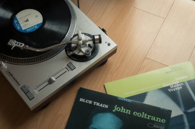 Bangkok, Tayland - 19 Ağustos 2018: John Coltrane ve Herbie Hancock vinil kayıtlar ile Audio-technica pikap.