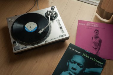 Bangkok, Tayland - 19 Ağustos 2018: John Coltrane ve Bobby Hutcherson vinil kayıtlar ile Audio-technica pikap.