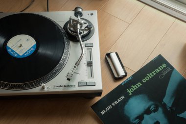 Bangkok, Tayland - 19 Ağustos 2018: John Coltrane vinil plak, mavi tren albümü ile Audio-technica pikap.