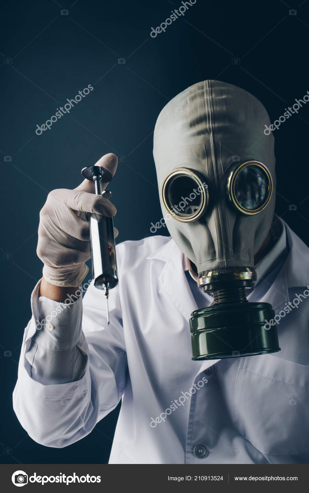 不気味な医学実験概念 暗い背景に大きなステンレス鋼注射器で防毒マスクで怖い医師 — ストック写真 © Krisamorn #210913524