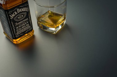 Bangkok, Tayland - 1 Eylül 2018: Jack Daniel's Tennessee viski şişe ve cam kapatın. Jack Daniel's Amerikan viski bir markasıdır.. 