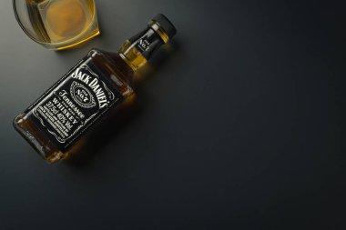 Bangkok, Tayland - 1 Eylül 2018: Jack Daniel's Tennessee viski şişe ve cam. Jack Daniel's Amerikan viski bir markasıdır.. 