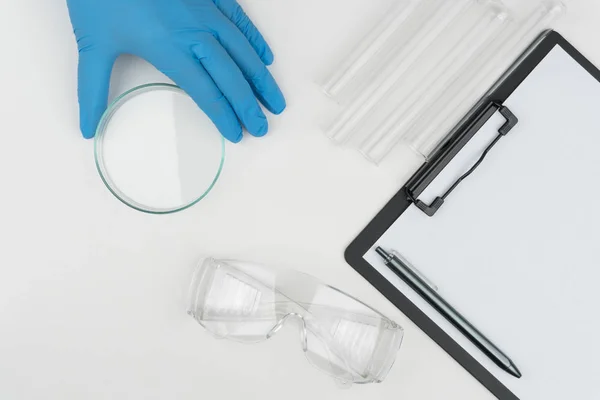Cena Laboratório Cientista Segurando Uma Placa Petri Tubos Ensaio Óculos — Fotografia de Stock