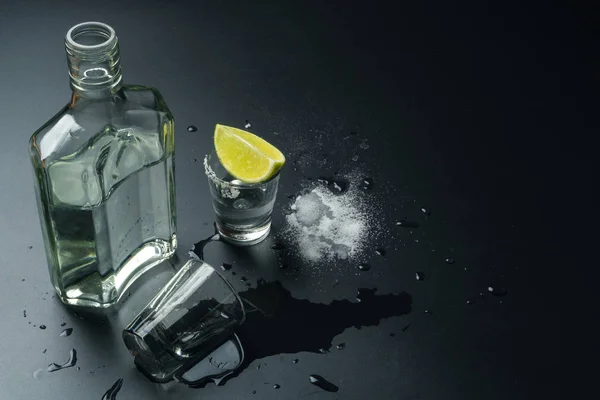 Ένα Μπουκάλι Τεκίλα Ασημί Δύο Ποτήρια Τεκίλα Πυροβόλησε Μια Φέτα — Φωτογραφία Αρχείου
