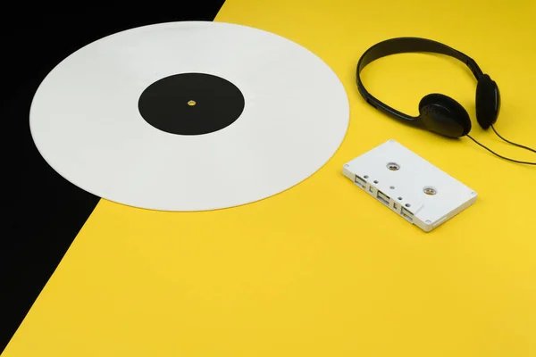 Biały Długo Grać Winylowa Słuchawki Czarny Biały Audio Kasety Magnetofonowej — Zdjęcie stockowe