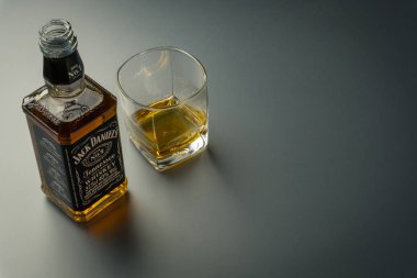 Bangkok, Tayland - 1 Eylül 2018: Jack Daniel's Tennessee viski şişe ve cam. Jack Daniel's Amerikan viski bir markasıdır.. 