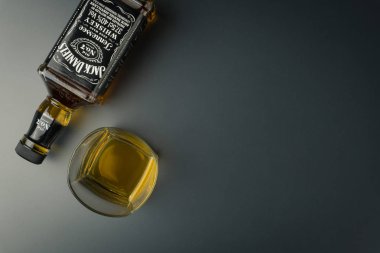 Bangkok, Tayland - 1 Eylül 2018: Jack Daniel's Tennessee viski şişe ve cam. Jack Daniel's Amerikan viski bir markasıdır.. 
