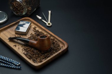 bir sigara boru ve bir krom ahşap tepsi, bir boru dış müdahale aracı, tüp temizleyicileri, tütün hafif siyah masaya kavanoz