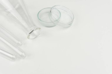 Laboratuvar Ekipmanları kapatın. Bir şişesi, test tüpleri ve petri kabına beyaz masada