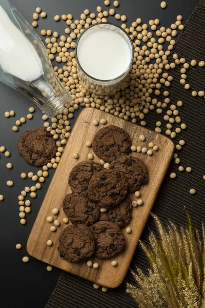 Vista Dall Alto Dei Biscotti Con Gocce Cioccolato Sul Vassoio — Foto Stock