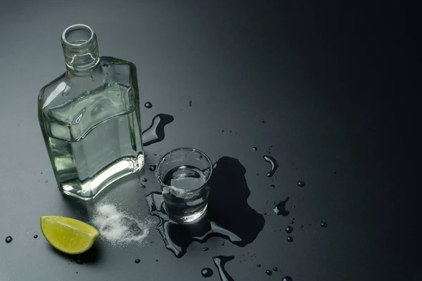 Butelkę Tequili Srebrny Tequila Shot Szkła Plasterkiem Limonki Solą Stole — Zdjęcie stockowe