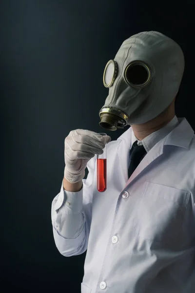 Złe Straszne Nauki Eksperyment Koncepcja Naukowcem Przerażające Maski Gazowe Trzymając — Zdjęcie stockowe