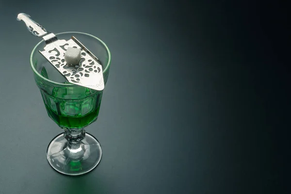 Sklenice Absintu Štěrbinový Lžíce Nerezové Oceli Kostku Cukru Stůl — Stock fotografie