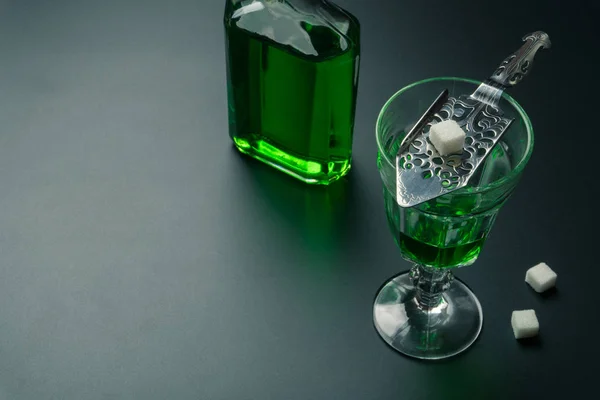 Bicchiere Assenzio Cucchiaio Acciaio Inossidabile Con Zollette Zucchero Bottiglia Assenzio — Foto Stock