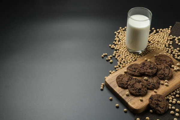 Biscotti Con Gocce Cioccolato Sul Vassoio Legno Bicchiere Latte Soia — Foto Stock