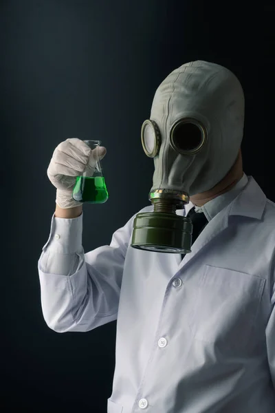 Onda Och Creepy Science Experimentera Koncept Skrämmande Vetenskapsman Gasmask Håller — Stockfoto