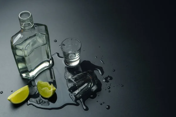 Bottle Silver Tequila Tequila Shot Glasses Lime Slices Salt Wet — Stock Photo, Image