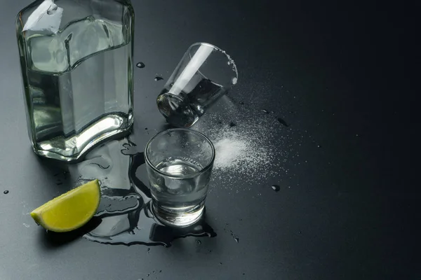 Butelkę Tequila Srebrna Okulary Tequila Shot Plasterek Limonki Solą Stole — Zdjęcie stockowe