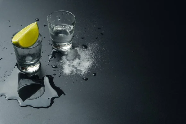 Tequila Srebrna Strzał Okulary Plasterek Limonki Sól Stole Mokre — Zdjęcie stockowe