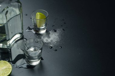 bir şişe gümüş tekila, iki tekila gözlük kireç dilimleri ile vurdu ve tuz masanın üzerine