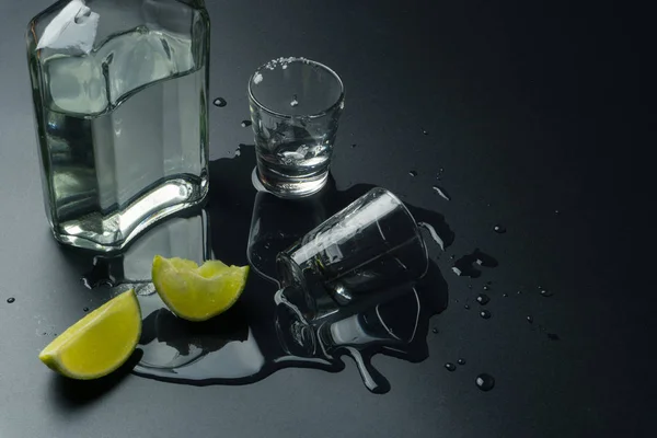 Butelkę Tequila Srebrna Tequila Shot Okulary Plasterki Limonki Stole Mokre — Zdjęcie stockowe