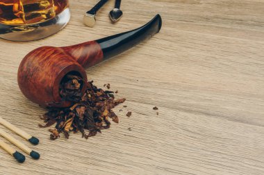 Tütün, boru dış müdahale aracı, maçlar ve bourbon viski ahşap masa üzerinde bir bardak yasaktır borunun yakın çekim