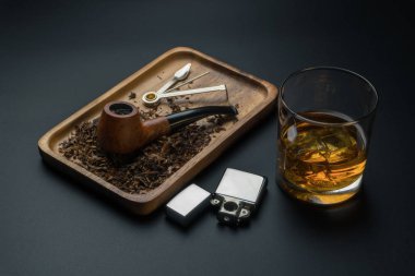 Boru dış müdahale aracı ve ahşap tepsi, bir bardak viski ve krom siyah masaya hafif tütün yasaktır boruyla