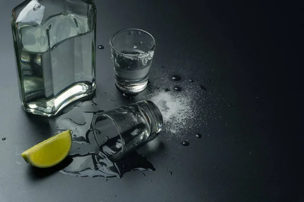 Bottle Silver Tequila Tequila Shot Glasses Lime Slice Salt Wet — Stock Photo, Image