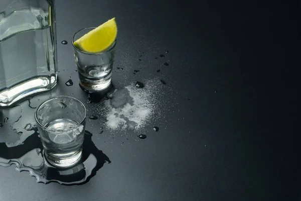 Butelkę Tequili Srebrny Dwa Okulary Tequila Shot Plasterka Limonki Solą — Zdjęcie stockowe