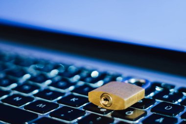 kilit simgesi olarak gizlilik ve genel veri koruma yönetmeliği için bir dizüstü bilgisayar üzerinde